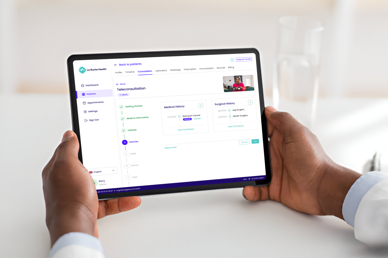 Médecin tenant une tablette avec le dossier médical électronique La Ruche Health ouvert